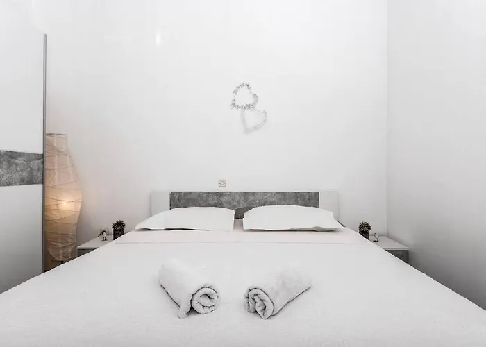 Kiara-sunny And Vacant Near The Center Zára