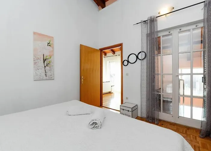 Kiara-sunny And Vacant Near The Center *