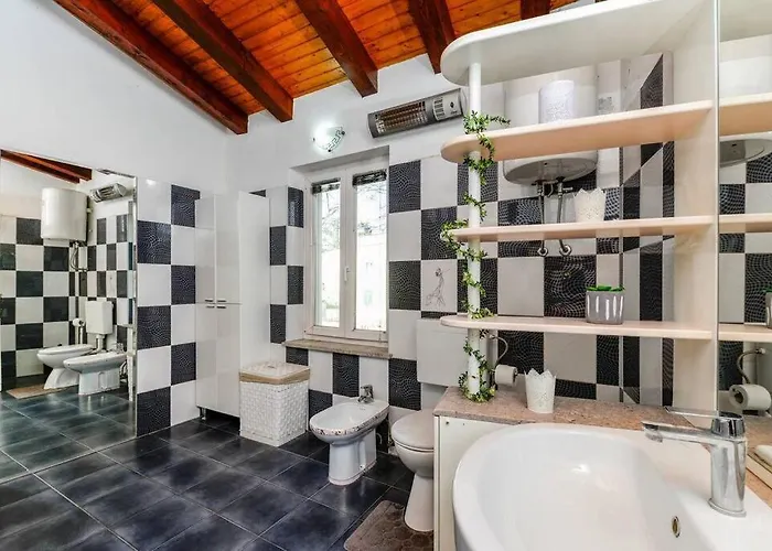 Kiara-sunny And Vacant Near The Center Zára